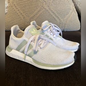 Adidas White and Light Green Running Shoes talla 6 U.S.